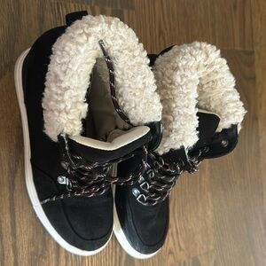 Like new black boots with fuzzy trim & stylish laces